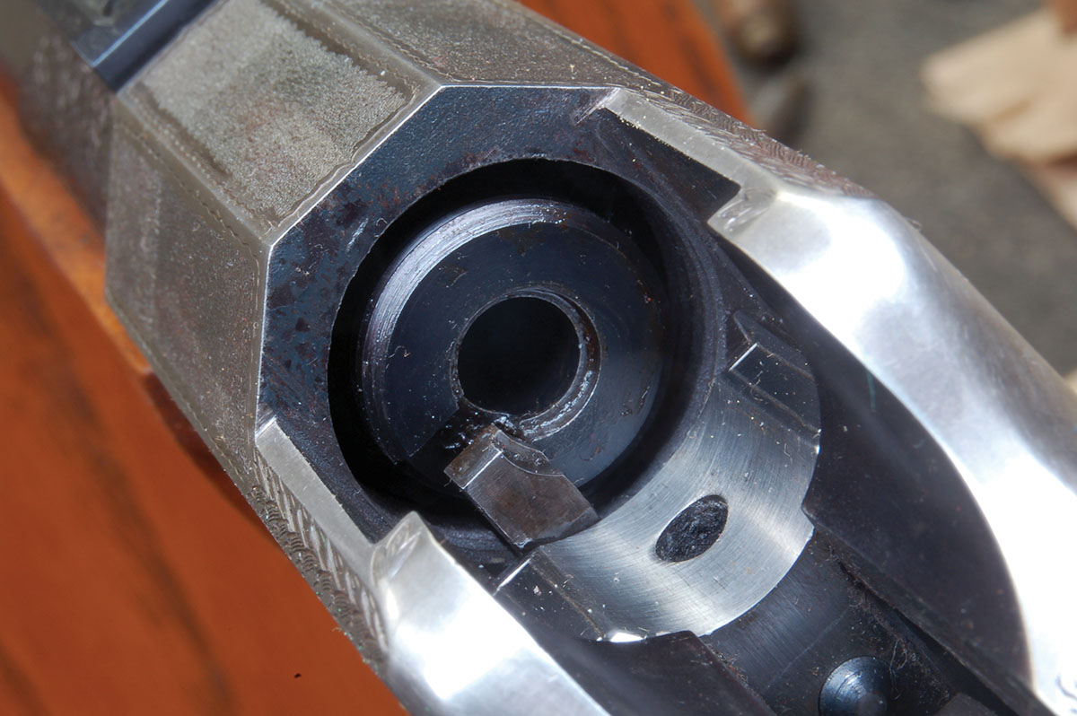Extractors are manual in FBW actions and contact the left side of the cartridge.